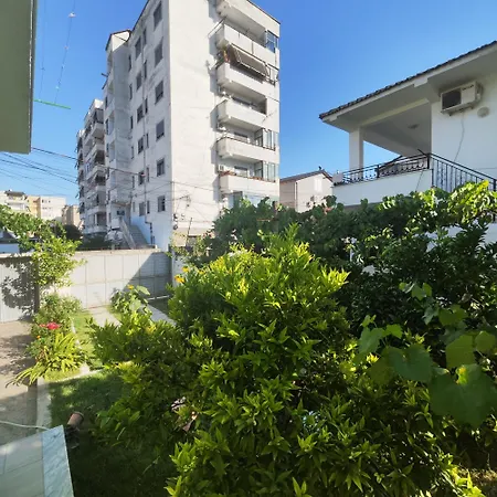 Apartament Bujari *